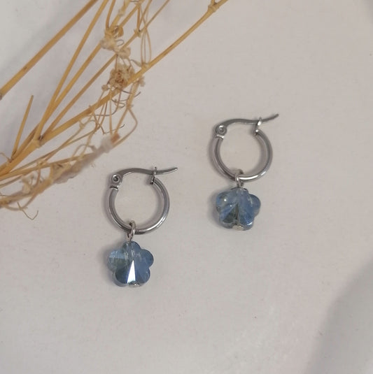 AQ046 | Aros en acero inoxidable con flor de cristal