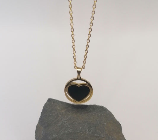 CD001 | Cadena con dije corazón en acero dorado y esmaltado negro