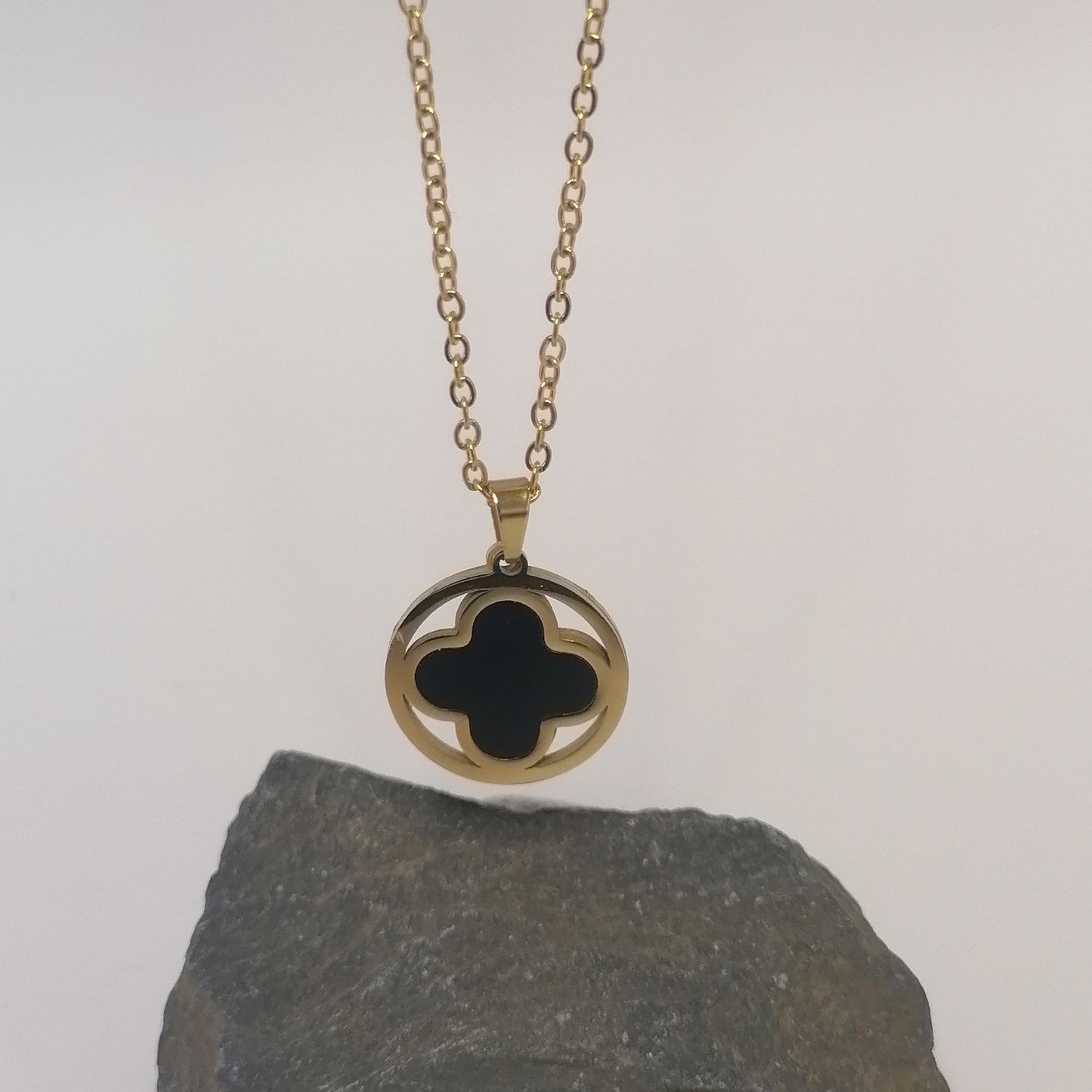 CD002 | Cadena con dije cruz en acero dorado y esmaltado negro