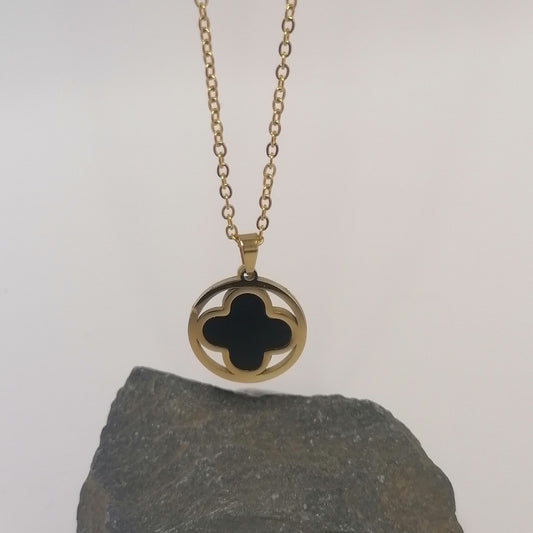 CD002 | Cadena con dije cruz en acero dorado y esmaltado negro