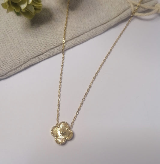 CD008 | Cadena con dije trébol cuatro hojas en acero dorado