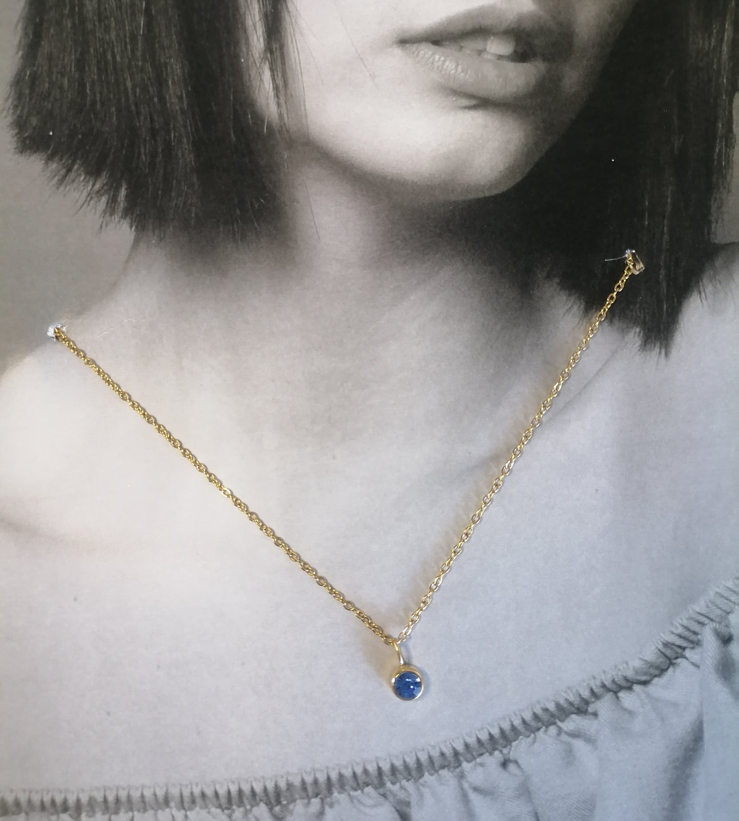 CD009 | Collar punto de luz en acero dorado