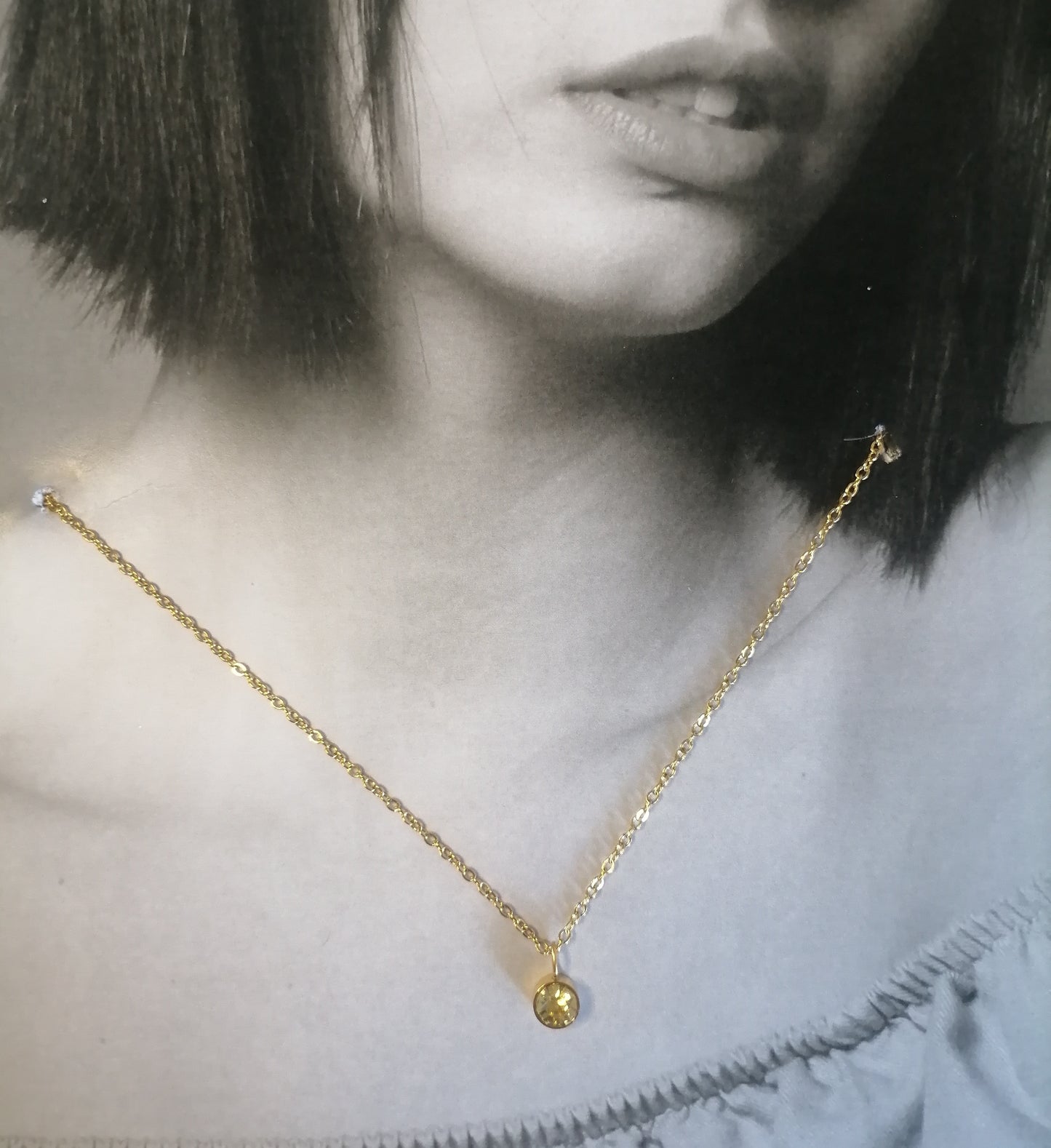 CD009 | Collar punto de luz en acero dorado