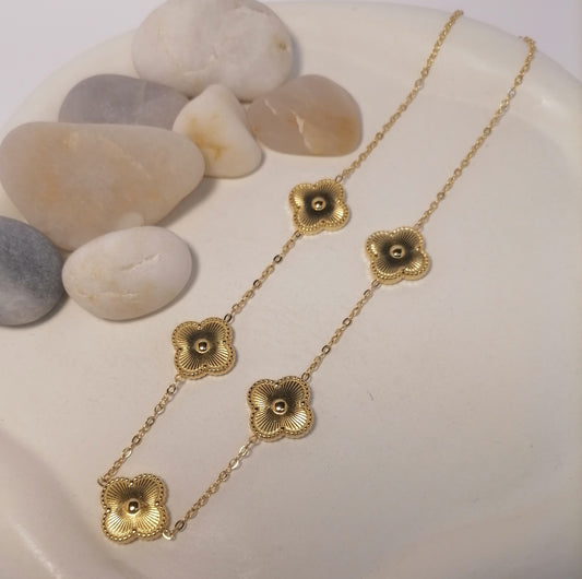 CD012 | Cadena con dijes tréboles de cuatro hojas en acero dorado