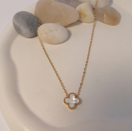 CD014 | Cadena con dije trébol de cuatro hojas en acero dorado y esmaltado blanco