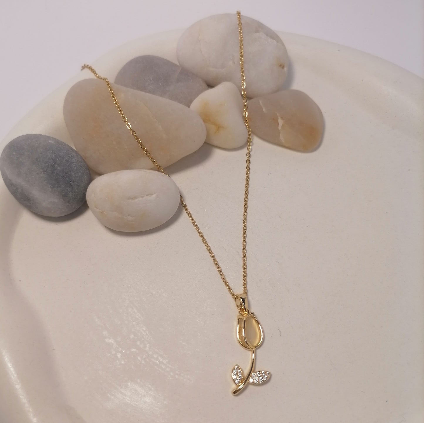 CD015 | Cadena tulipán en acero dorado y circonias