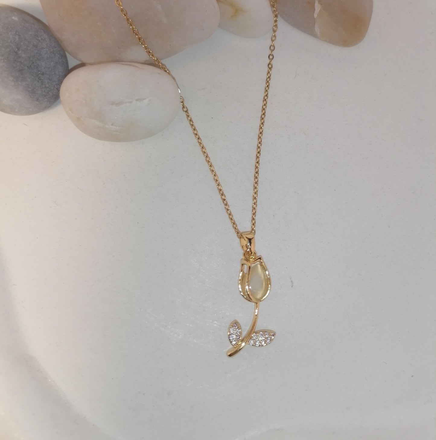 CD015 | Cadena tulipán en acero dorado y circonias