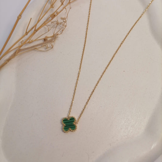 CD016 | Cadena con dije trébol de cuatro hojas en acero dorado y esmaltado verde
