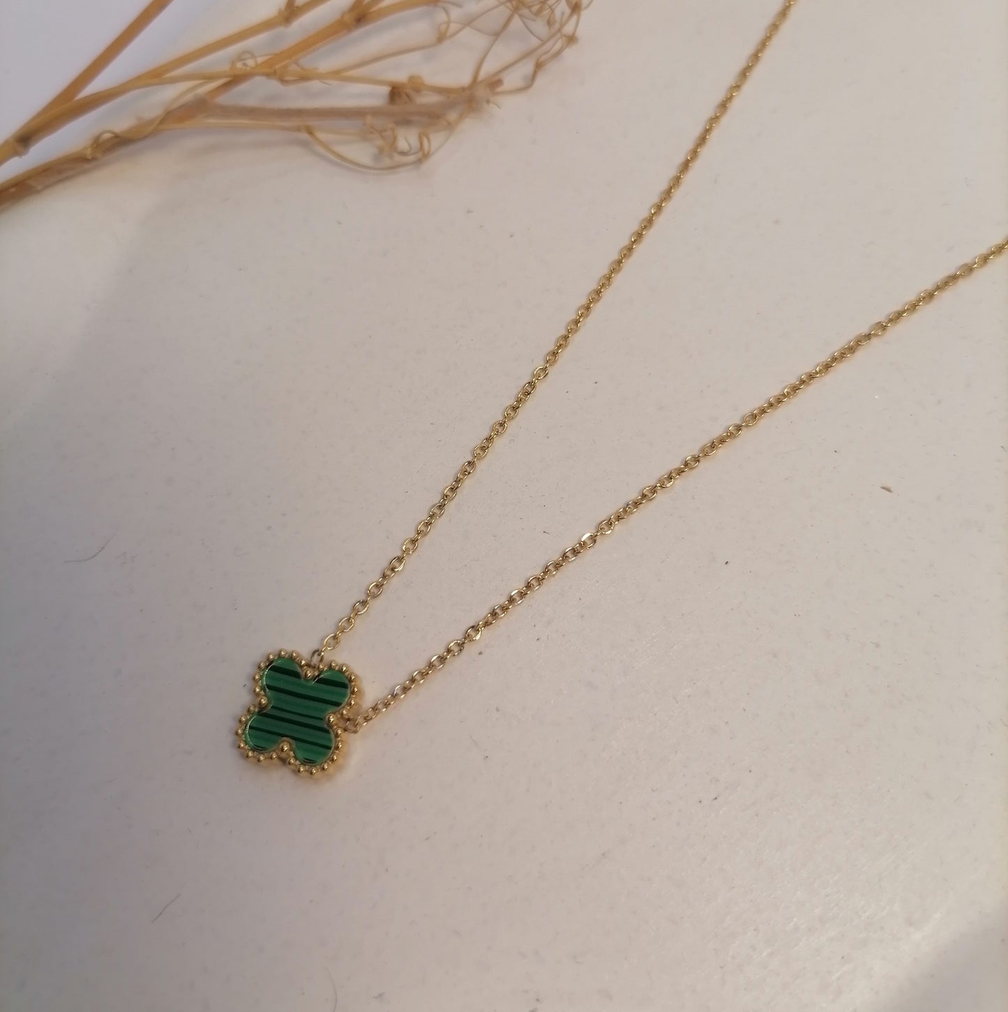 CD016 | Cadena con dije trébol de cuatro hojas en acero dorado y esmaltado verde