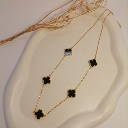 CD017 | Cadena con dijes tréboles de cuatro hojas en acero dorado y esmaltado negro