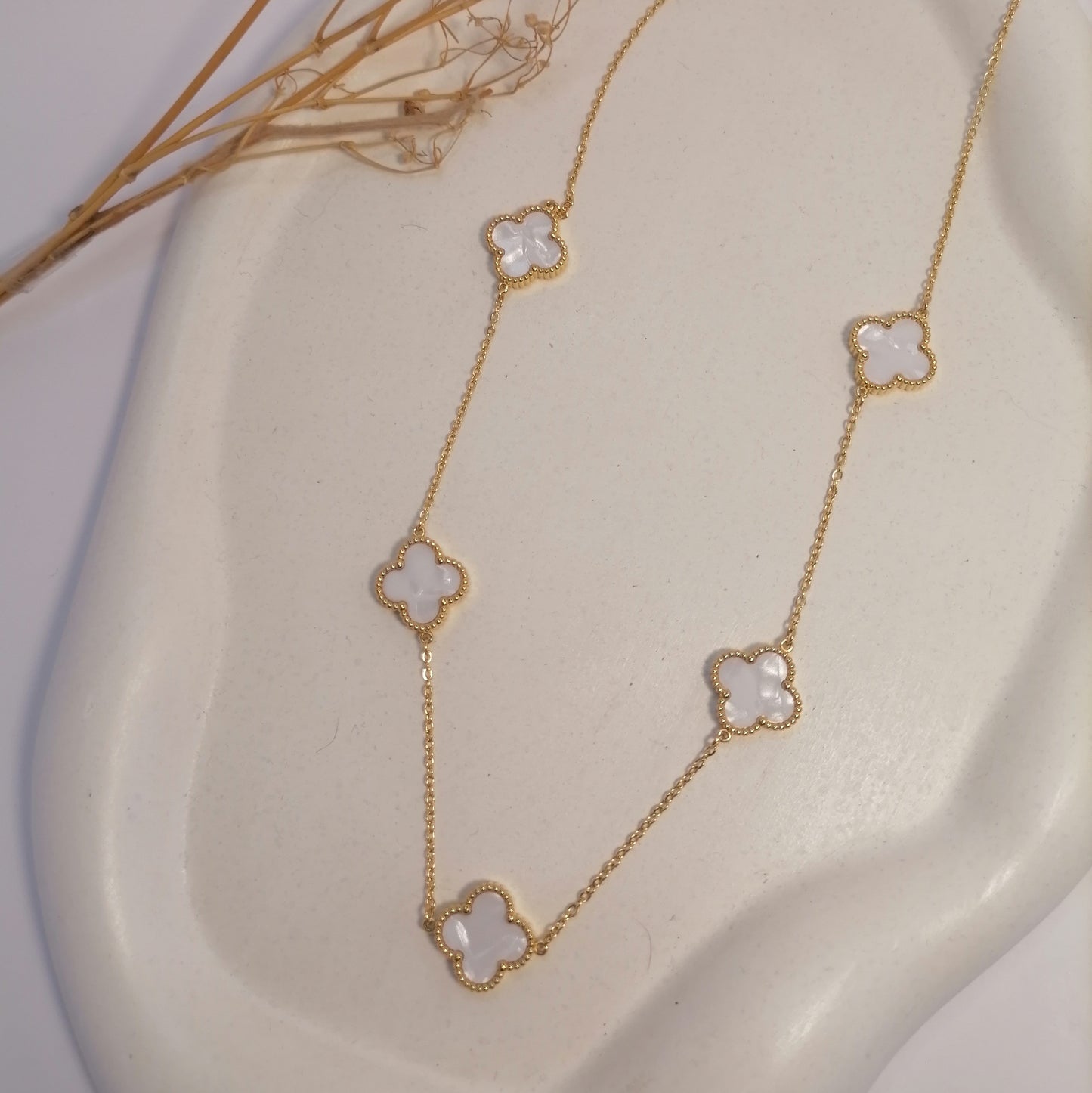 CD018 | Cadena con dijes tréboles de cuatro hojas en acero dorado y esmaltado blanco