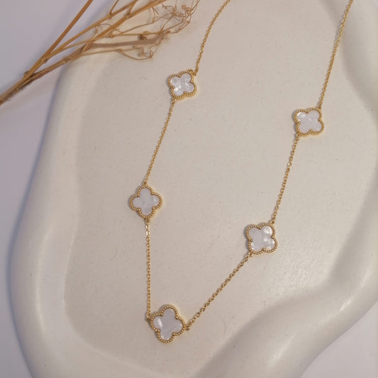 CD018 | Cadena con dijes tréboles de cuatro hojas en acero dorado y esmaltado blanco