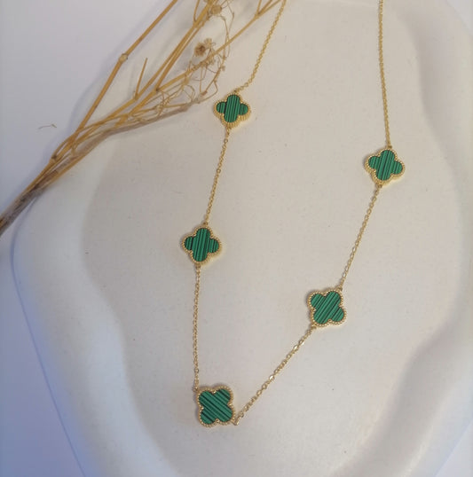 CD020 | Cadena con dijes tréboles de cuatro hojas en acero dorado y esmaltado verde