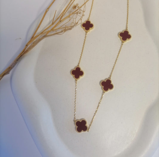 CD022 | Cadena con dijes tréboles de cuatro hojas en acero dorado y esmaltado rojo vino
