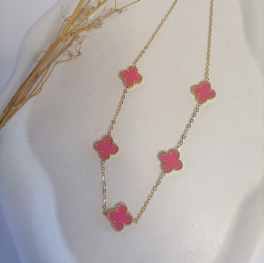 CD023 | Cadena con dijes tréboles de cuatro hojas en acero dorado y esmaltado rosado