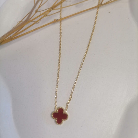 CD024 | Cadena con dije trébol de cuatro hojas en acero dorado y esmaltado rojo vino