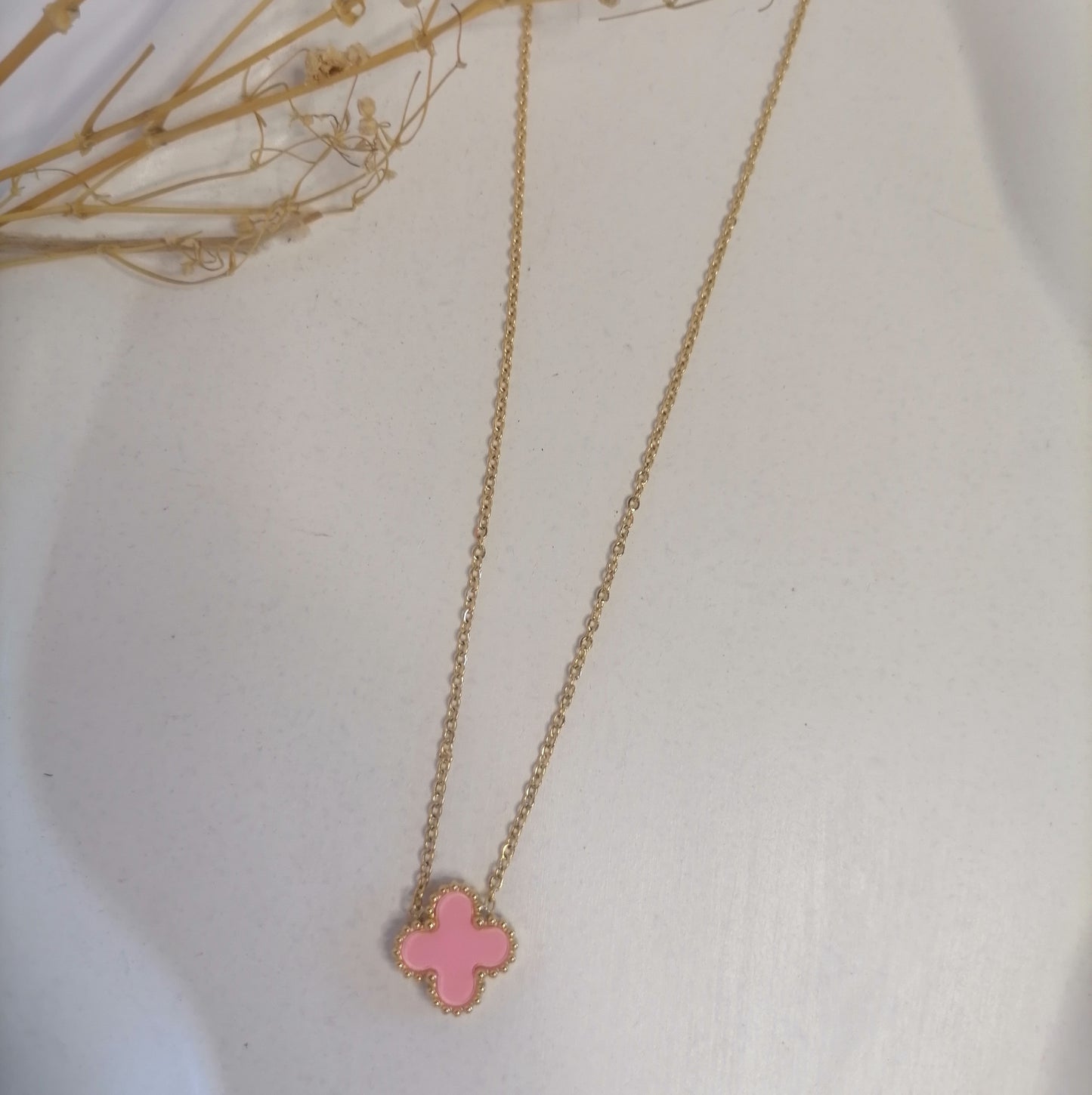 CD025 | Cadena con dije trébol de cuatro hojas en acero dorado y esmaltado rosado