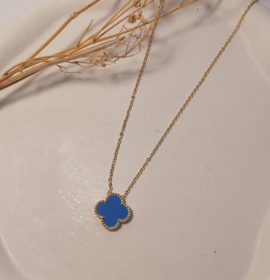 CD026 | Cadena con dije trébol de cuatro hojas en acero dorado y esmaltado celeste