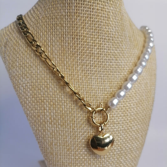 CD028 | Collar en acero dorado y perlas con dije corazón