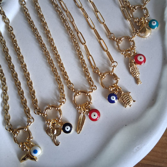 CD032 | Cadena en acero dorado con cierre marinero con dos dijes