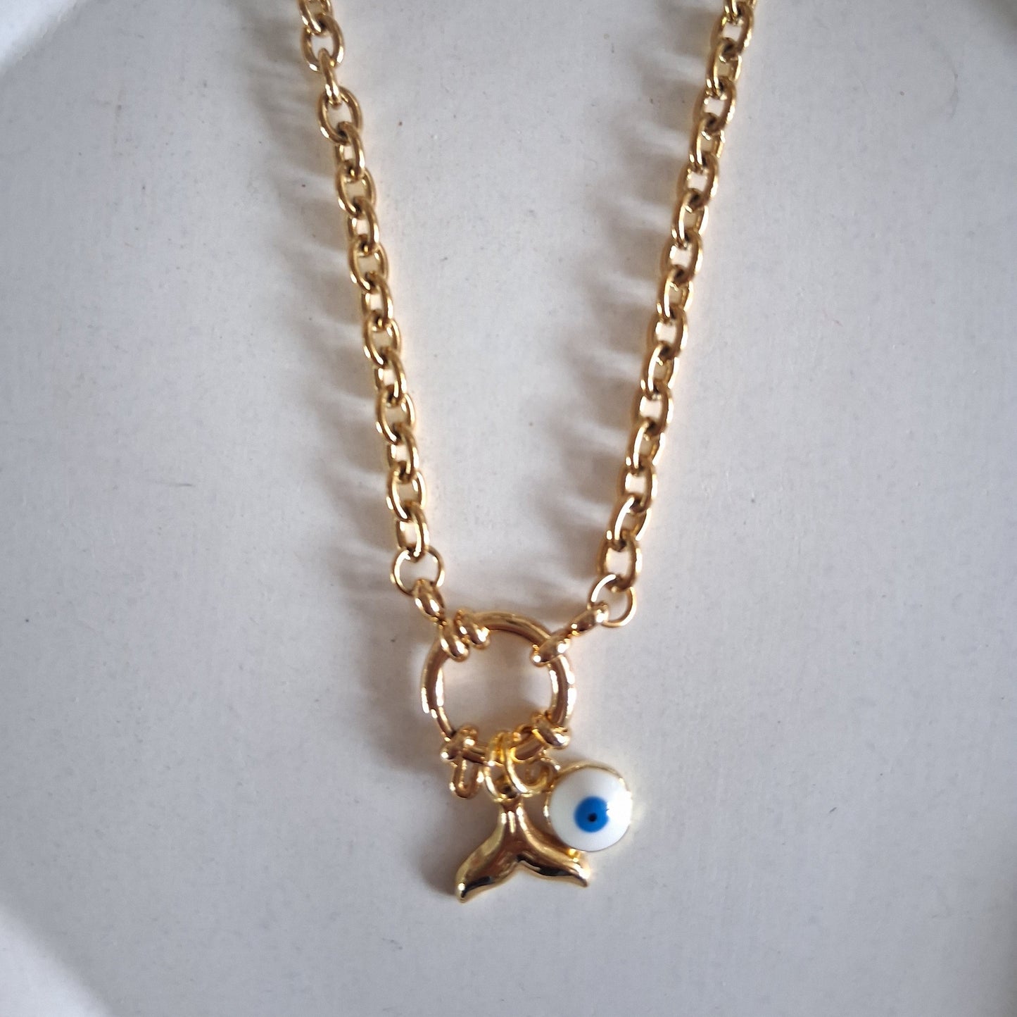 CD032 | Cadena en acero dorado con cierre marinero con dos dijes