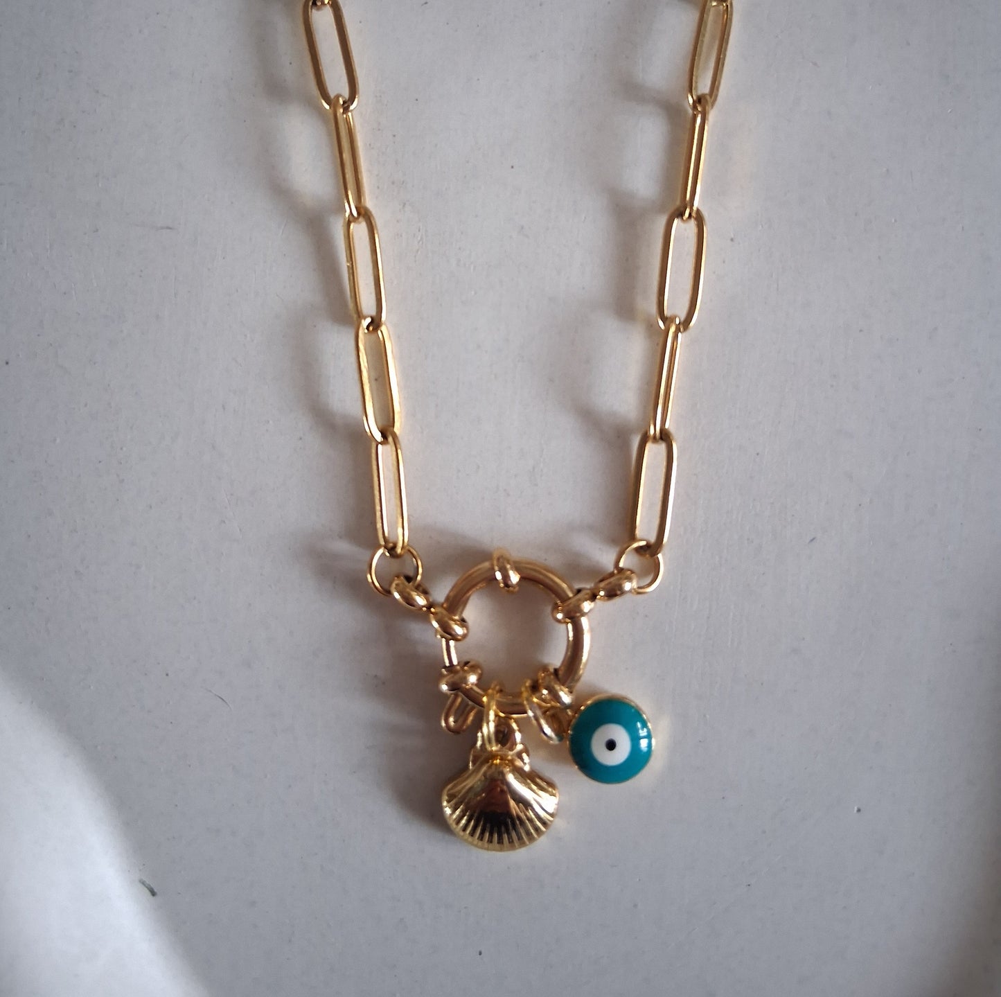 CD032 | Cadena en acero dorado con cierre marinero con dos dijes