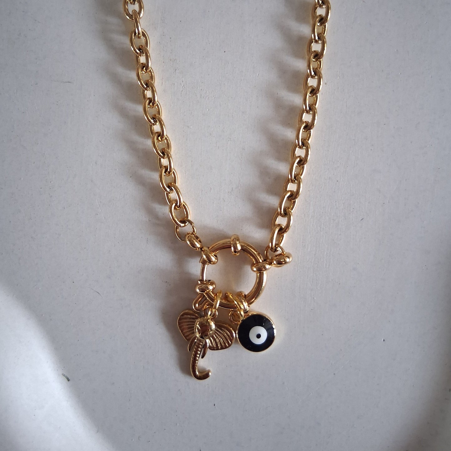 CD032 | Cadena en acero dorado con cierre marinero con dos dijes