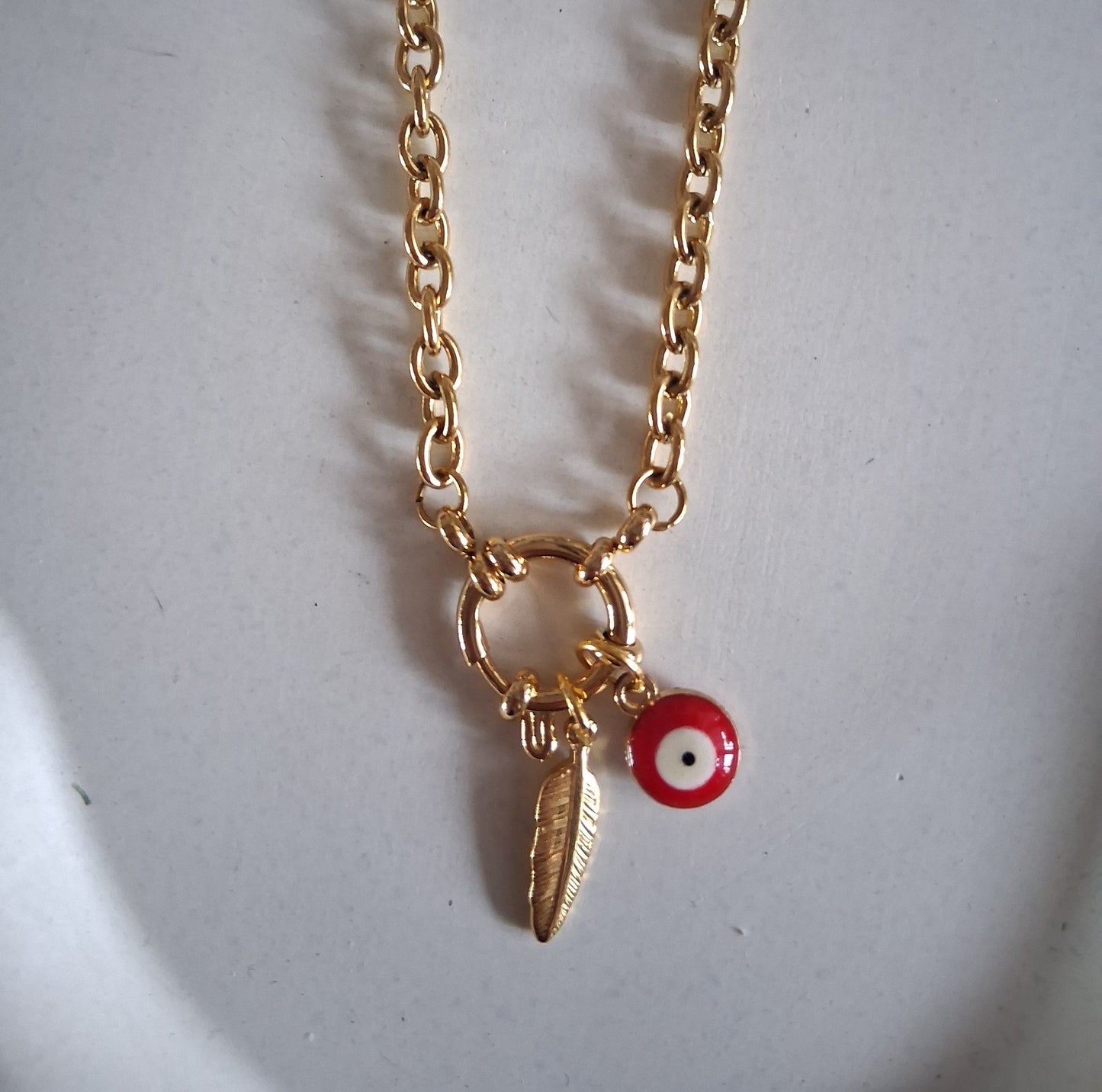 CD032 | Cadena en acero dorado con cierre marinero con dos dijes