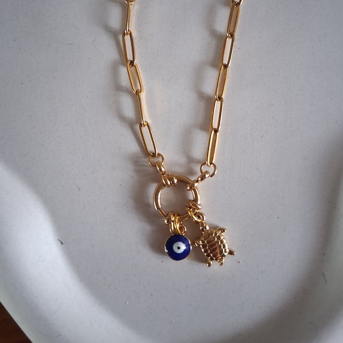 CD032 | Cadena en acero dorado con cierre marinero con dos dijes