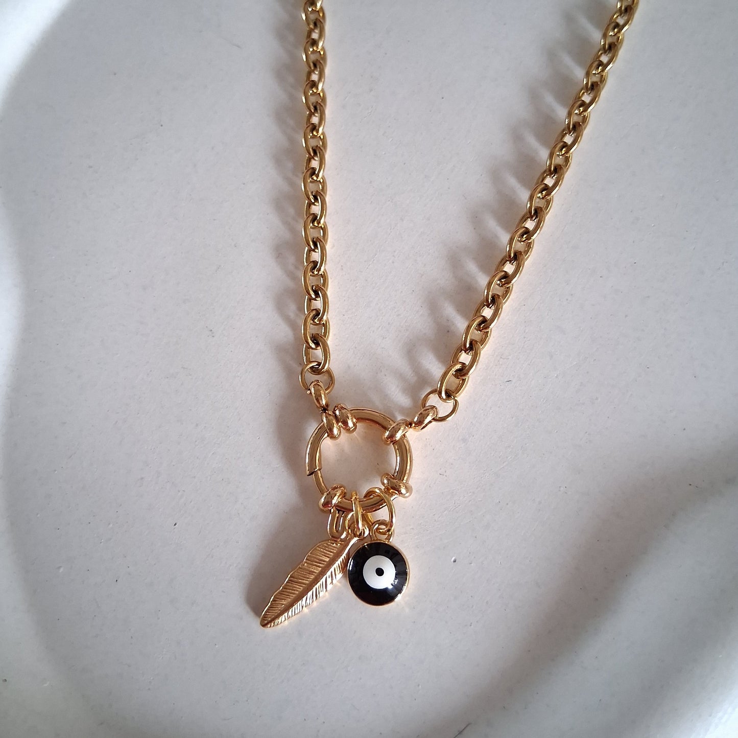 CD032 | Cadena en acero dorado con cierre marinero con dos dijes