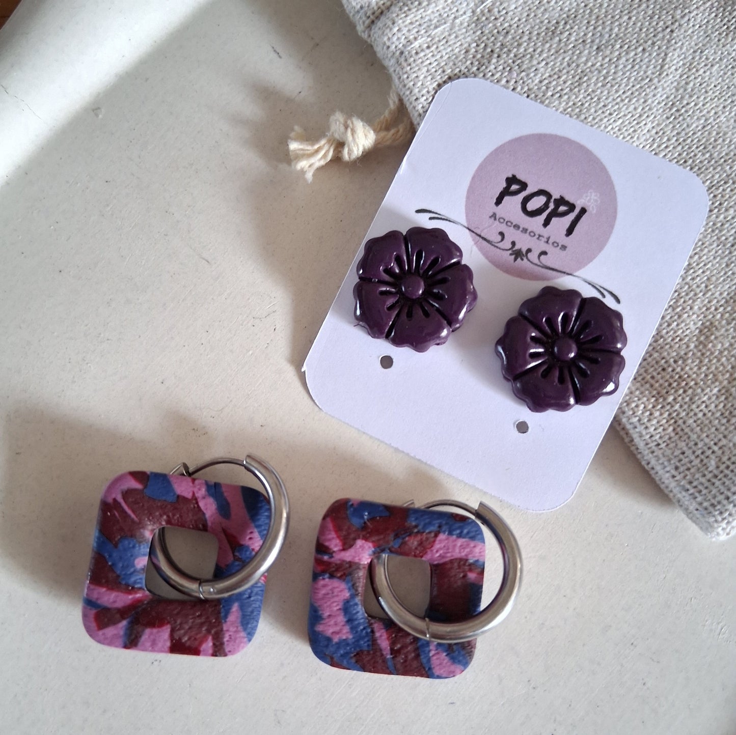 CL024 | Pack aros y caravanas Pachi - Marmolado azul, rojo vino y malva / Flor violeta brillante