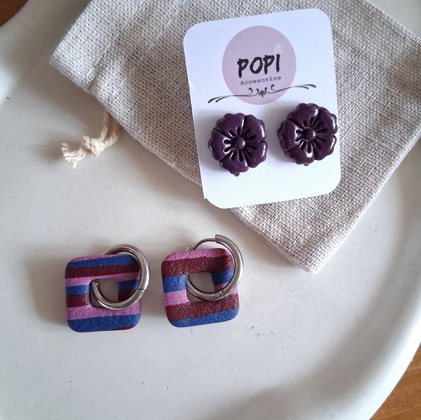 CL024 | Pack aros y caravanas Pachi - Rayas azul, rojo vino y malva / Flor violeta brillante