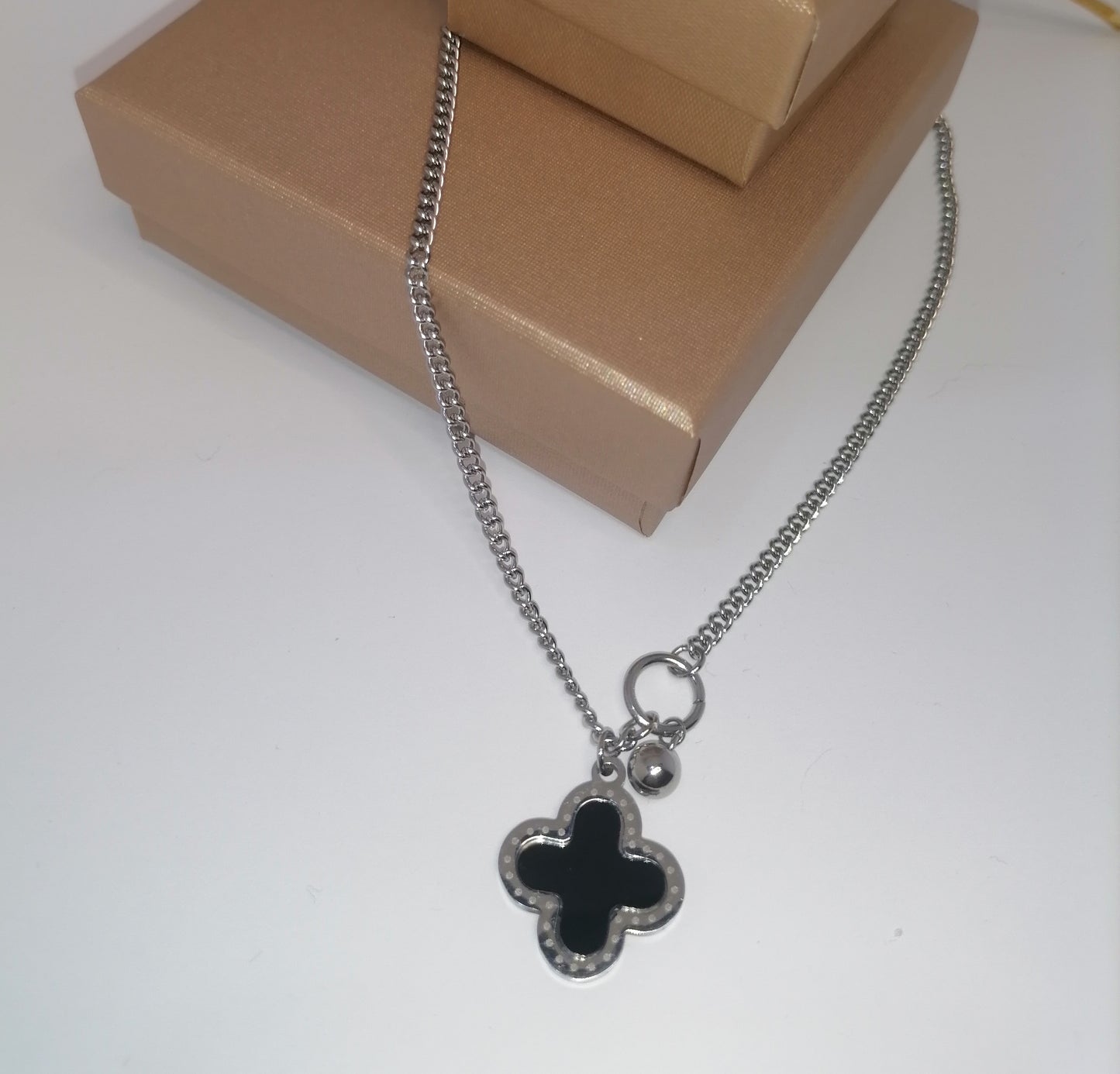 CQ009 | Cadena con dije trébol cuatro hojas en acero inoxidable y esmaltado negro