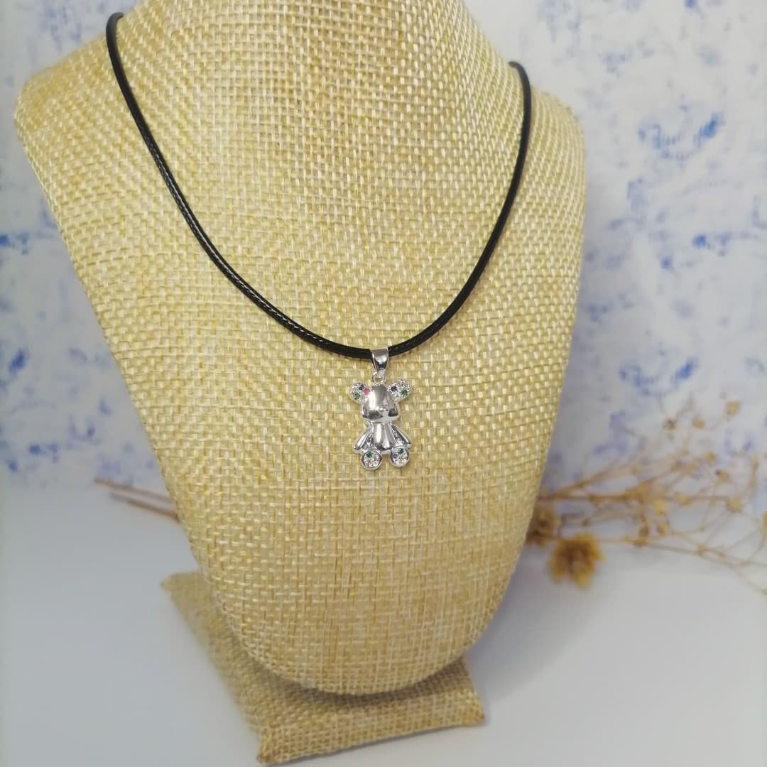 CQ028 | Colgante tiento negro y dije en acero blanco