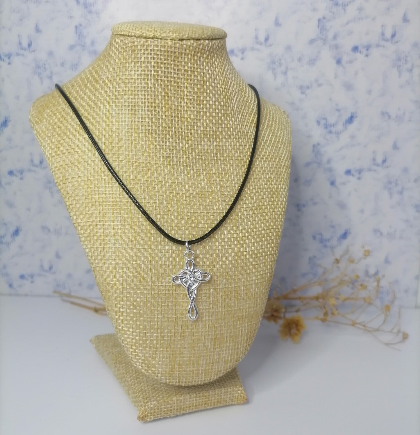 CQ028 | Colgante tiento negro y dije en acero blanco