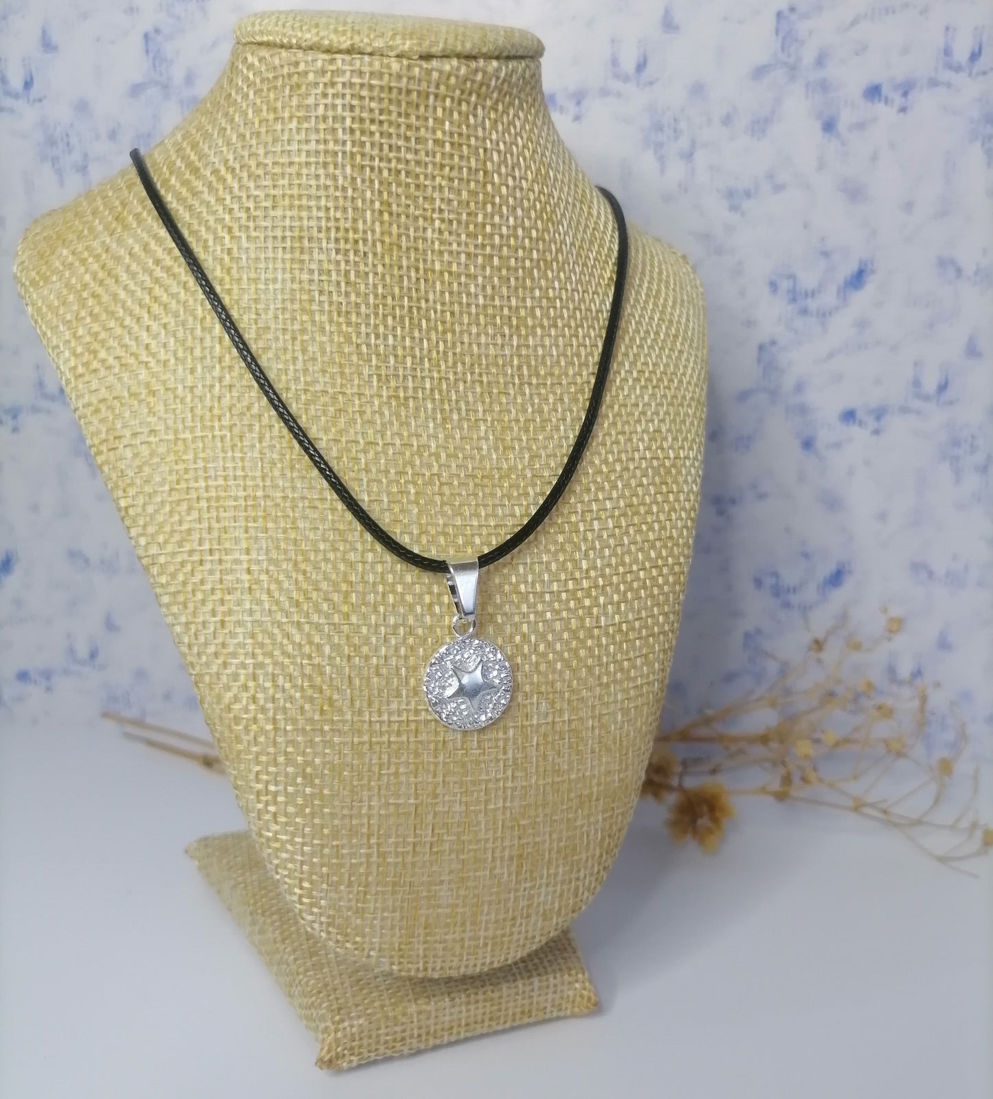 CQ028 | Colgante tiento negro y dije en acero blanco