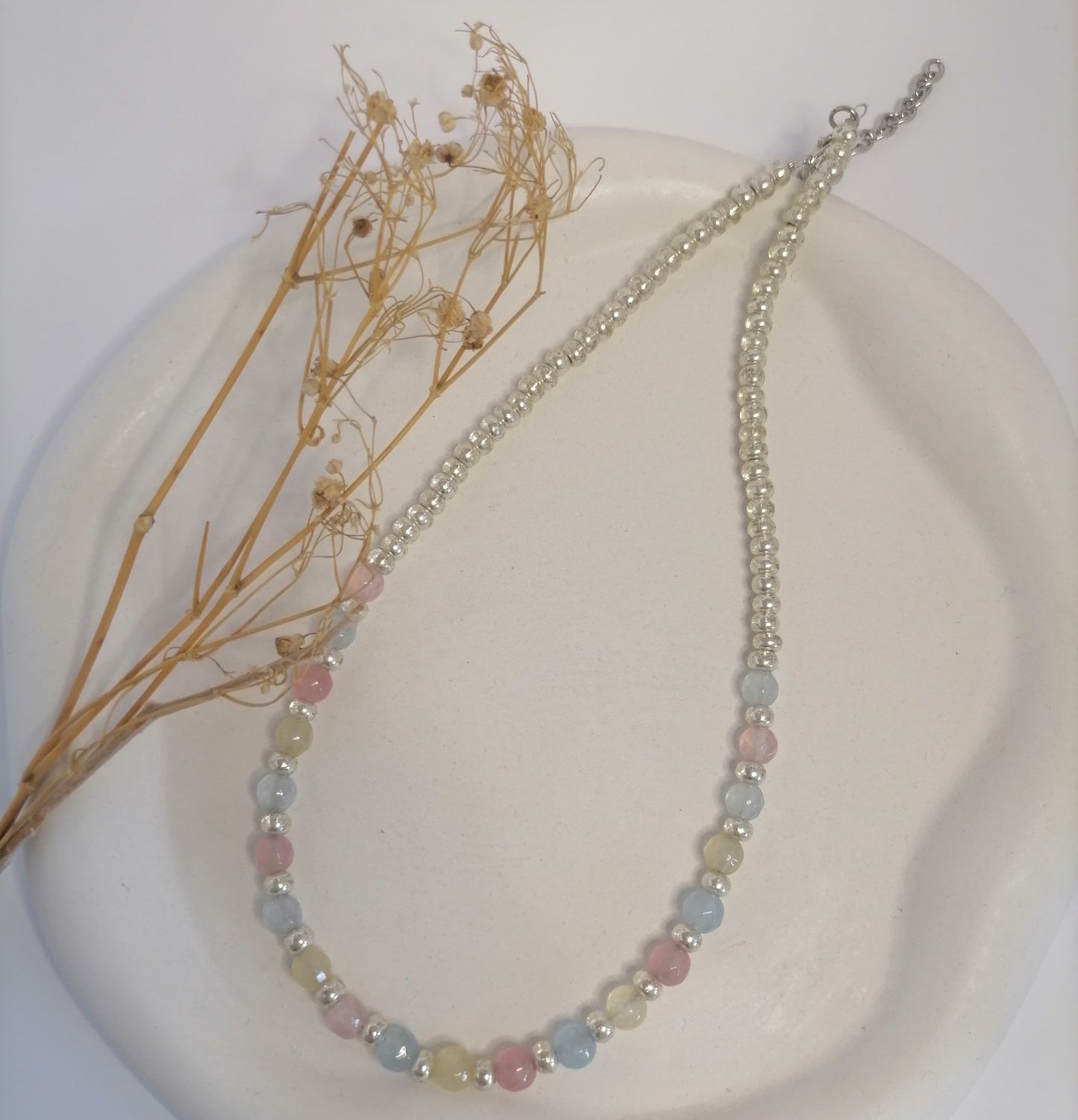 CQ033 | Gargantilla plateada con ágatas pastel