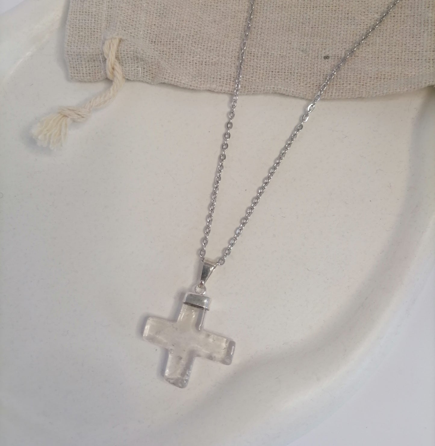 CQ035 | Collar en acero inoxidable con dije cruz cuarzo cristal