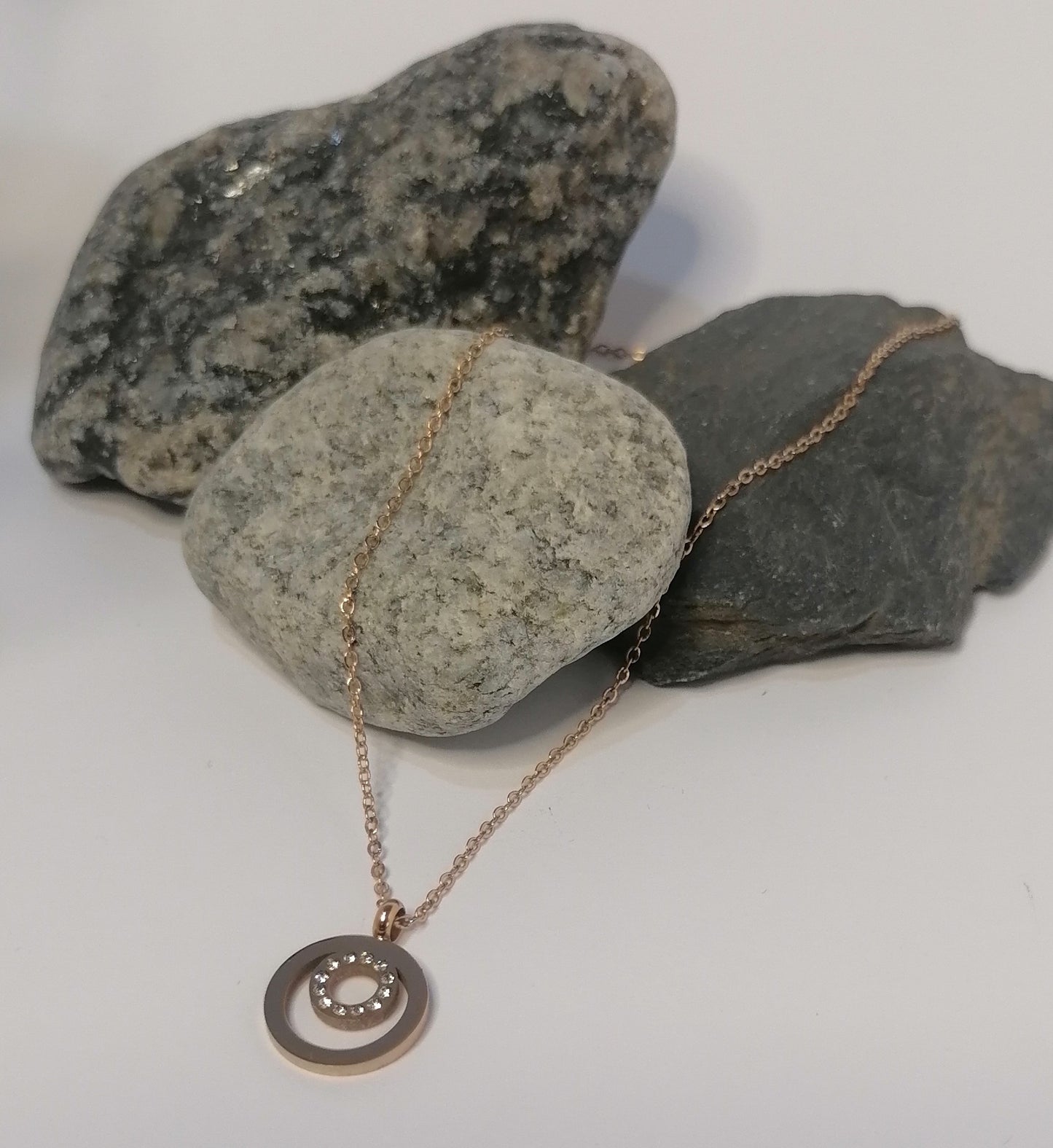 CR001 | Cadena fina con dije en acero rosado y strass