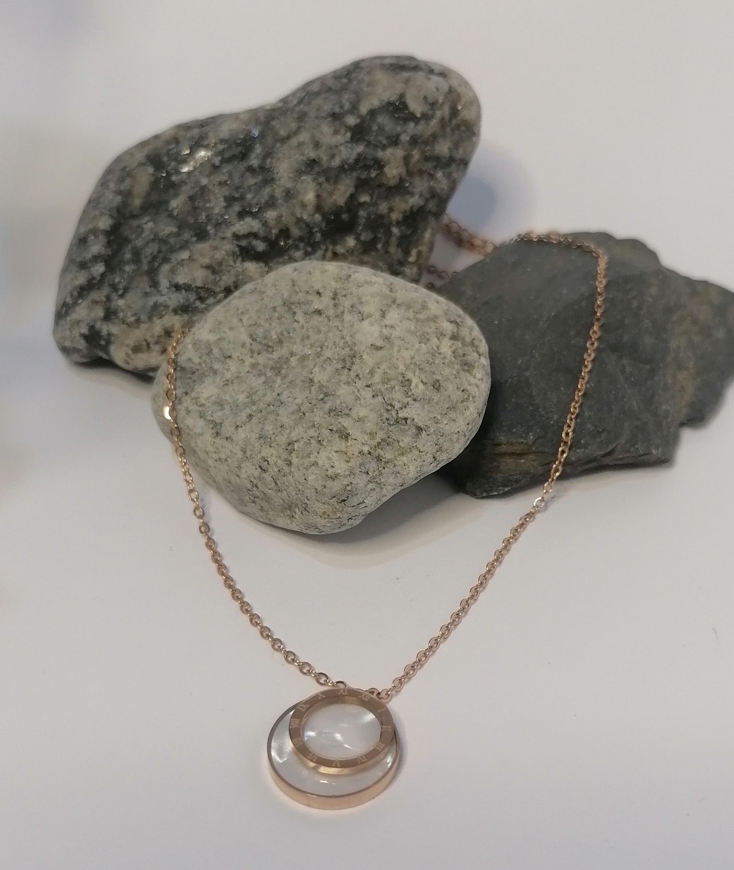 CR002 | Cadena fina con dije en acero rosado y nácar