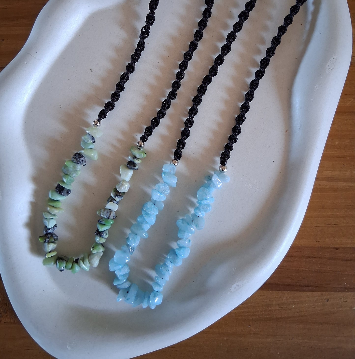 CS007 | Collar ajustable de escallas de piedras naturales y macramé