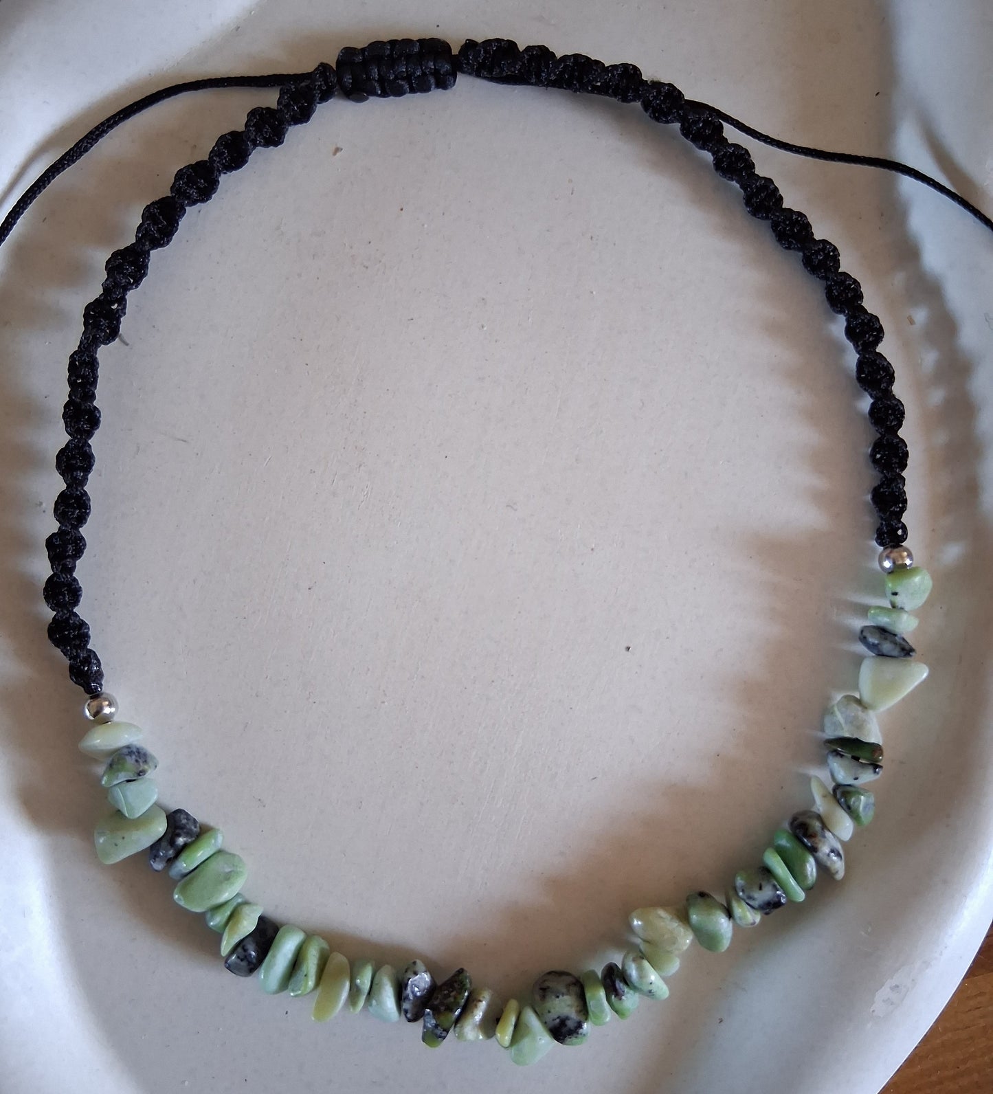 CS007 | Collar ajustable de escallas de piedras naturales y macramé