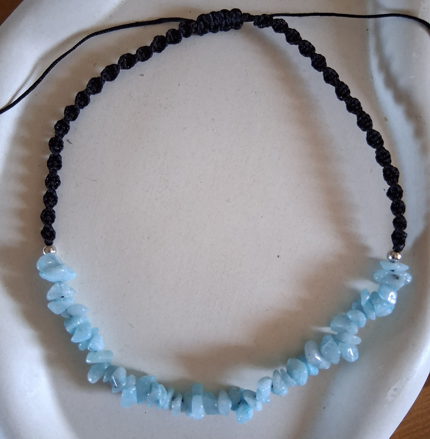 CS007 | Collar ajustable de escallas de piedras naturales y macramé