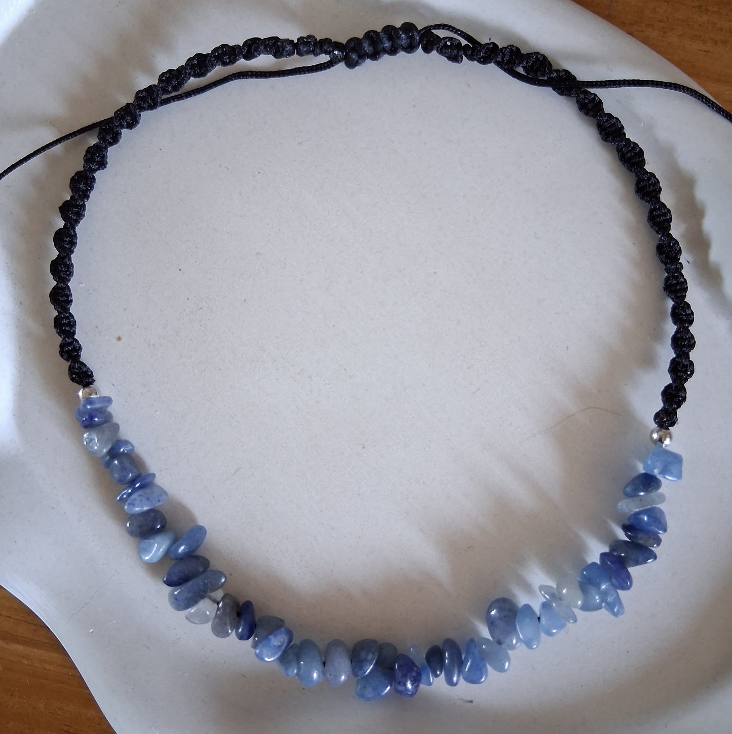 CS007 | Collar ajustable de escallas de piedras naturales y macramé