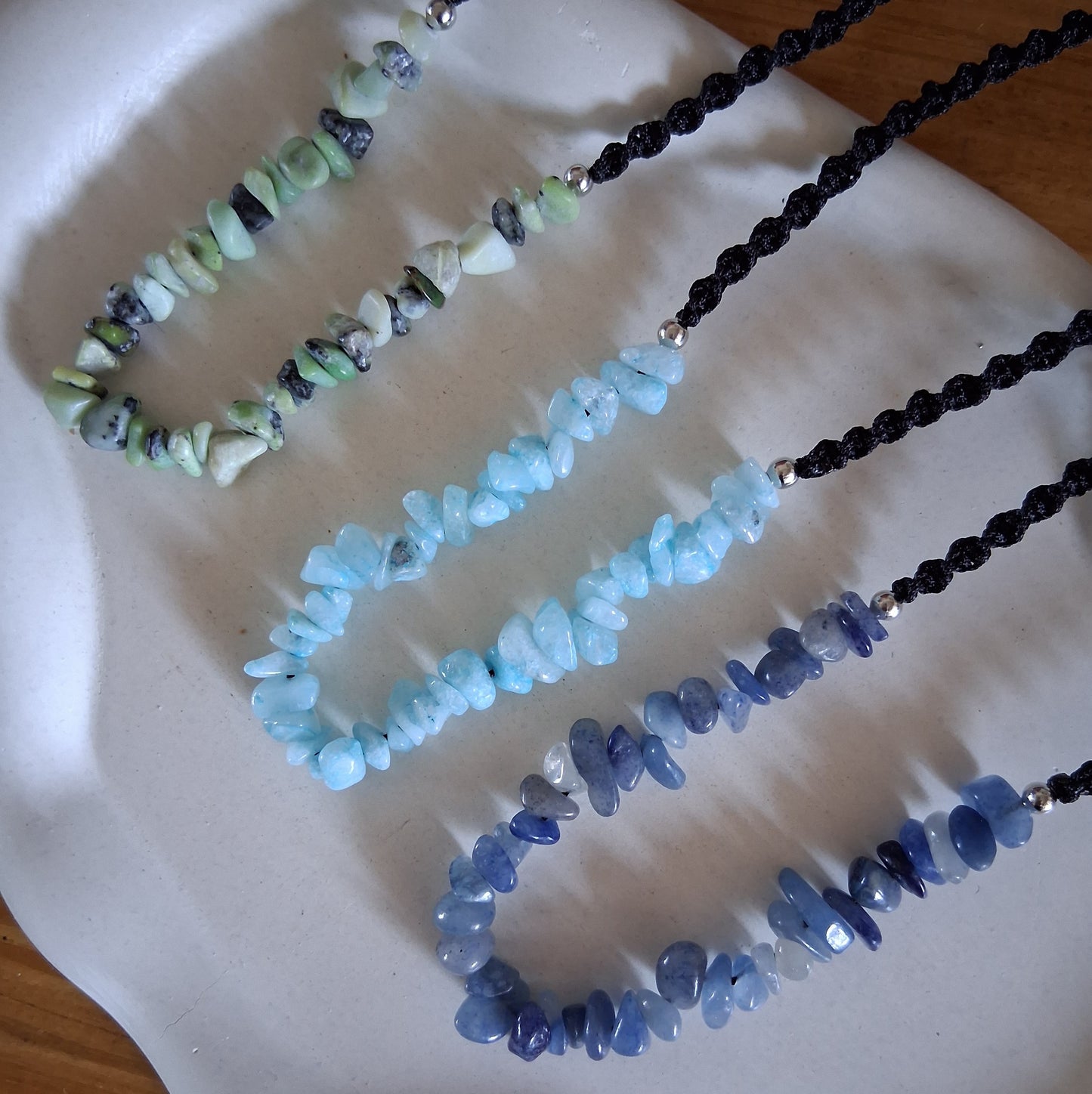 CS007 | Collar ajustable de escallas de piedras naturales y macramé