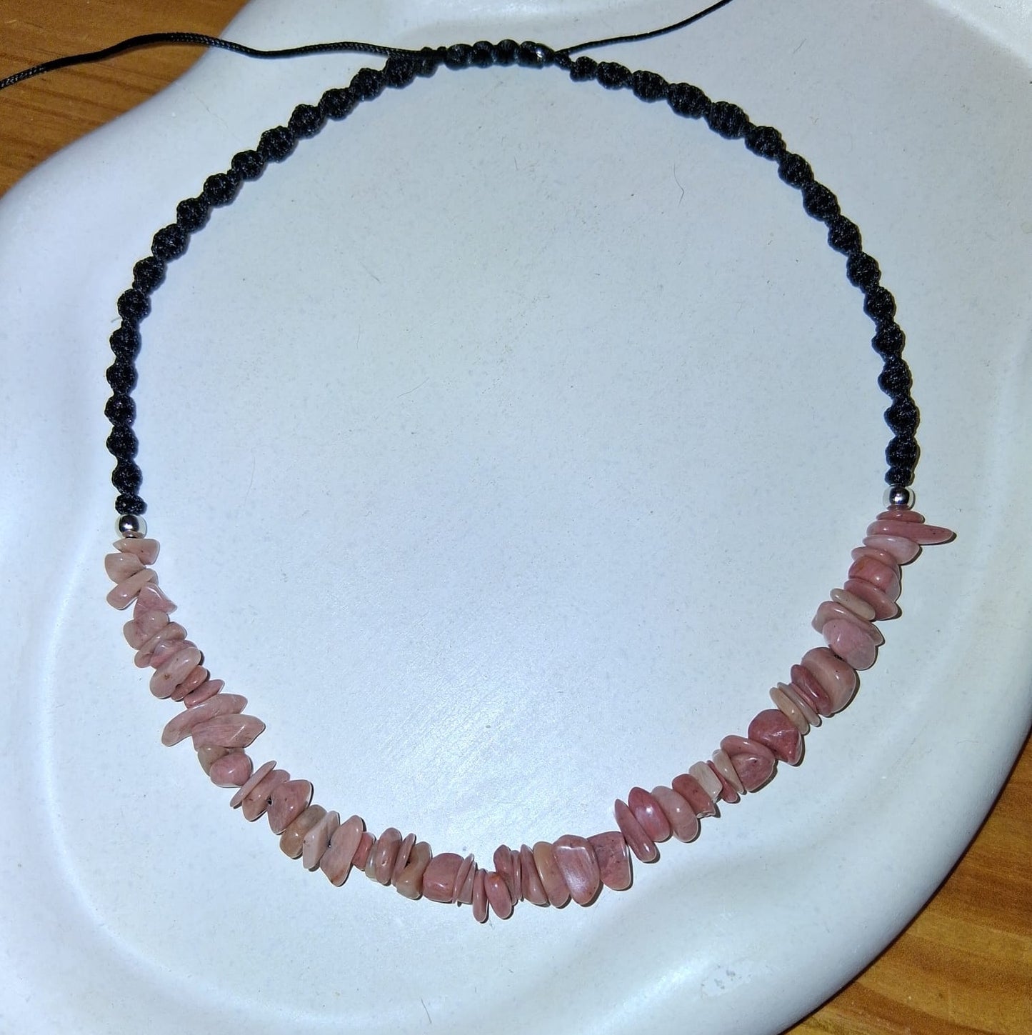 CS007 | Collar ajustable de escallas de piedras naturales y macramé