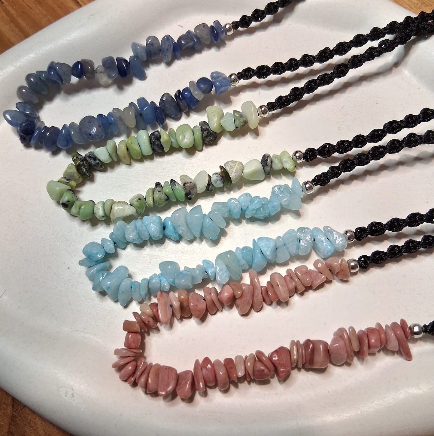 CS007 | Collar ajustable de escallas de piedras naturales y macramé