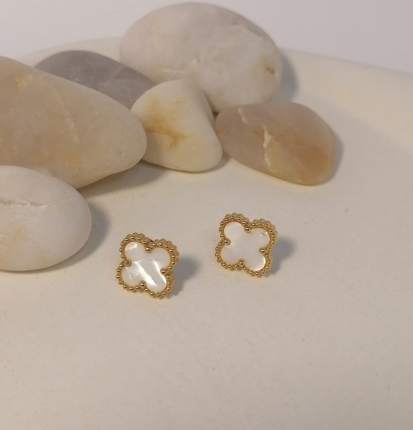 ED011 | Caravanas trébol de cuatro hojas en acero dorado y esmaltado blanco