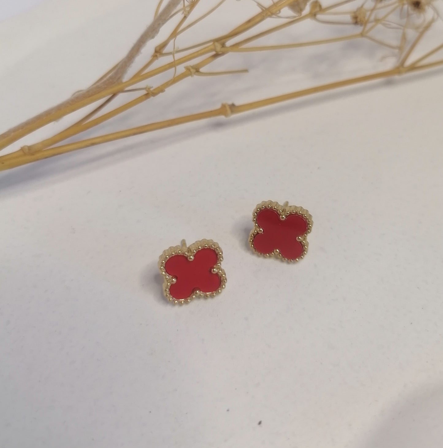 ED014 | Caravanas trébol de cuatro hojas en acero dorado y esmaltado rojo vino