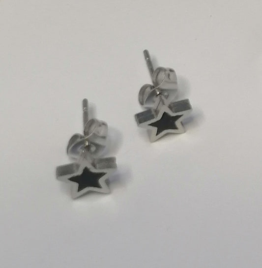 EQ002 | Caravanas en acero inoxidable y esmaltado negro estrellitas